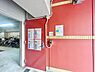 その他：赤い扉が印象的なエントランスです。掲示板や案内も設置され情報の確認がしやすい環境となっています。扉周辺は整理されておりすっきりとした印象です。入居者専用の管理がしっかりとされています。
