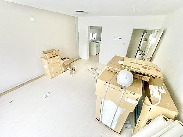 ※リフォーム中　明るい色合いのフローリングがリビング全体に広がります。開放感のある空間で奥にはキッチンが見えます。シンプルな壁面で自由なレイアウトが楽しめます。