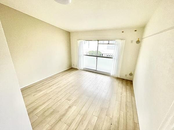 ※リフォーム中　明るい光が差し込む寝室です。広々としたフローリングが開放感を感じさせます。大きな窓から自然光をしっかり取り込めます。白を基調とした壁が落ち着いた雰囲気を演出しています。