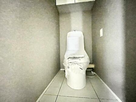 ※リフォーム中 シンプルで清潔感のあるトイレです。無駄のない空間設計がなされています。壁面は落ち着いた色合いでまとまっています。床はタイル仕様でお手入れがしやすいです。新しい設備が設置されています。