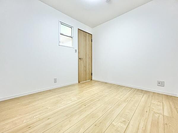 明るいフローリングが特徴の子供部屋です。シンプルな内装でお好みに合わせたインテリアが楽しめます。窓もあり通気性に配慮されています。収納やレイアウトも自由に工夫できます。清潔感のある空間です。