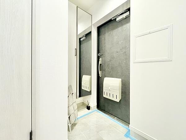 玄関は明るく清潔感のある空間です。姿見ミラーが設置されており身だしなみを整えるのに便利です。収納スペースも確保されており整理整頓がしやすい環境です。無駄のないシンプルなデザインが魅力です。