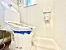 トイレ：シンプルな内装で清潔感のあるトイレとなっています。壁面には操作しやすいリモコンパネルがあります。床材も明るくお手入れがしやすい仕様です。窓が設置されており換気にも配慮されています。