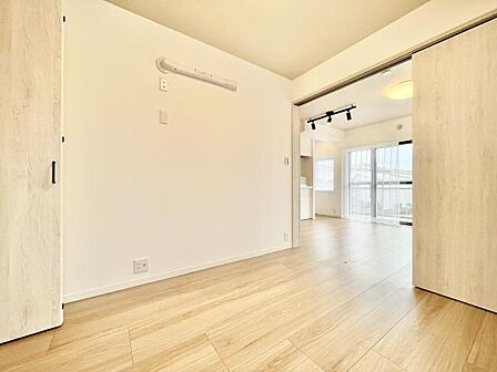明るいフローリングが特徴的な子供部屋です。スライドドアで仕切られておりプライベート空間を確保できます。白い壁が室内を広く感じさせます。使いやすいレイアウトが可能な形状です。