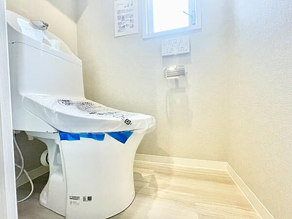 明るい光が差し込むトイレです。淡い色合いの壁と床が空間をすっきりと見せています。設備も新しく快適にご使用いただけます。窓付きで換気もしやすい仕様です。