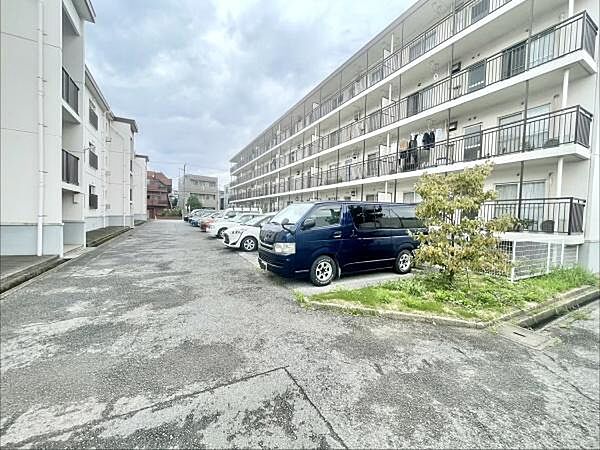 敷地内に複数台の駐車スペースが設けられており住戸に近くて便利です。舗装された駐車場で車の出し入れもスムーズに行えます。日当たりも良好なため視認性も確保しやすい環境です。