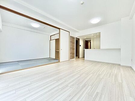 明るい色合いの床が空間を広く見せ開放感のあるリビングとなっています。隣接した和室が使い勝手の幅を広げています。カウンターキッチンと直結しているので動線も整っています。