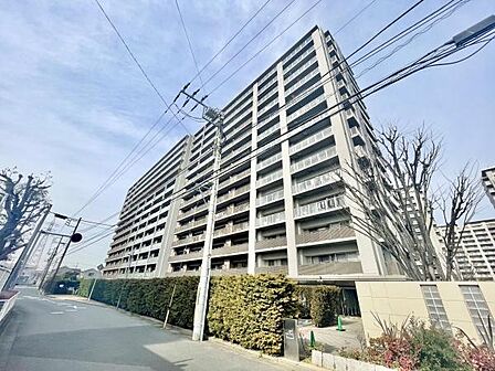堂々とした外観が印象的なマンションです。周囲には緑が配され落ち着いた雰囲気が漂っています。道沿いに建ちアクセスも便利です。建物の高さと広さが魅力です。