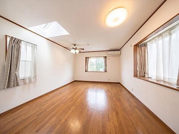 ※室内写真はAIにより家具・荷物等を除去加工したイメージです。実際の内装の状態（壁・床の状態等）とは一部異なる場合があります。