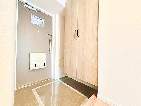豊富な収納力があるウォールタイプのシューズボックス採用♪