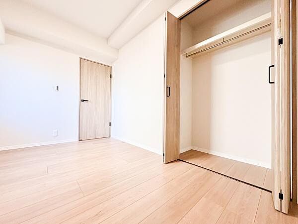 【約5.5帖】クローゼット、窓付きの洋室。書斎やお子様部屋にいかがですか？