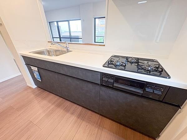 対面式キッチン採用でご家族とコミュニケーションを取りながらの家事が可能♪