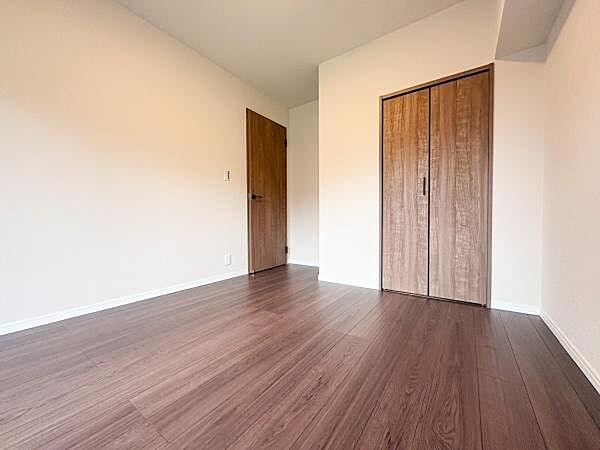 【約6.1帖】バルコニー付きで2面採光の居室。書斎やお仕事部屋にいかがですか？