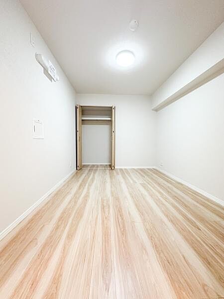 【約5.5帖】リビング横に位置しており、リビングと一体化しての利用も可能。お子様部屋にいかがですか？