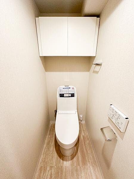 吊戸棚付きでトイレットペーパーやお掃除道具などをすっきりと収納できます♪