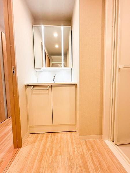 三面鏡付き洗面台採用、スキンケア用品やスタイリング剤等をすっきりと収納できます♪