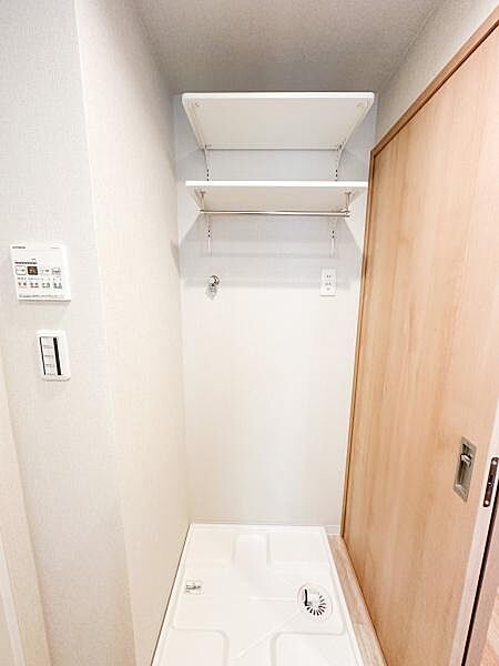 洗面所には棚が取り付けられており、収納豊富です♪