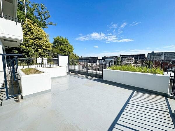 広々とした南東向きのルーフバルコニーはリラックス空間となりそうです♪