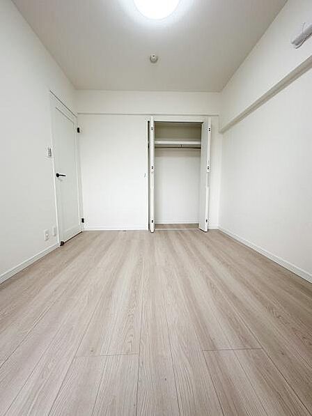 【約6帖】収納完備。主寝室にいかがですか？