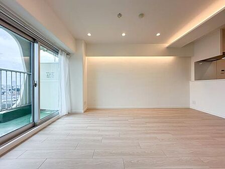 【約12.5帖】折り上げ天井採用で高級感溢れる空間を演出。