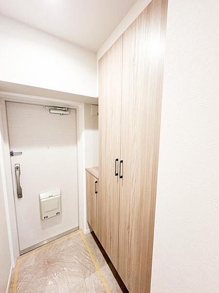 トールサイズのシューズボックスを備え、家族全員分の靴はもちろん、かさばりやすいブーツや長靴もしっかり収納できます。