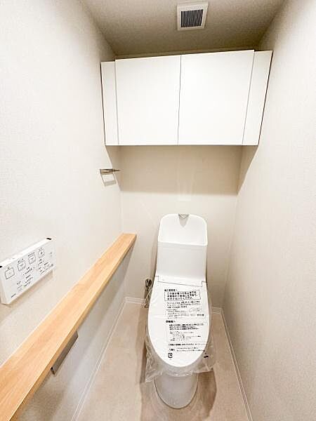 吊戸棚付きでトイレットペーパーやお掃除道具などをすっきりと収納できます♪
