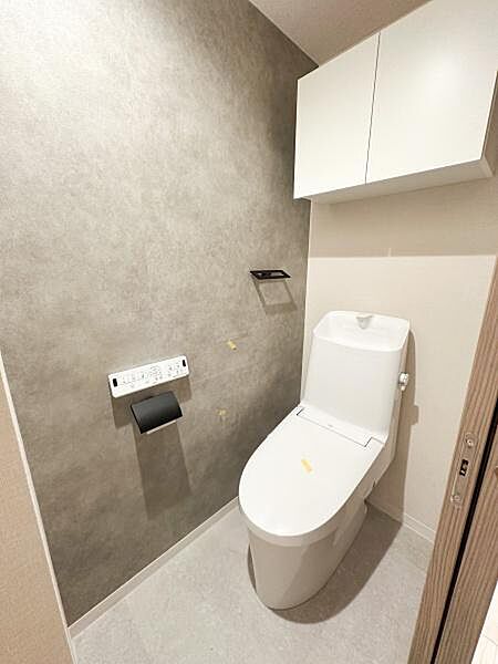 吊戸棚付きでトイレットペーパーやお掃除道具などをすっきりと収納できます♪