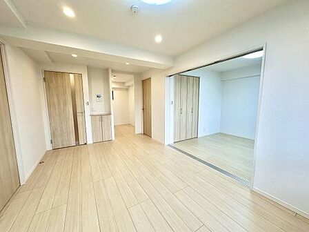 ・朝霞第八小学校 徒歩2分 ・朝霞第四中学校 徒歩2分 ・コモディイイダ東朝霞店 徒歩7分