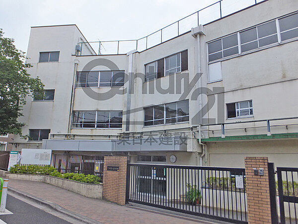 板橋区立成増ケ丘小学校まで761m