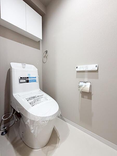 吊戸棚付きでトイレットペーパーやお掃除道具などをすっきりと収納できます♪