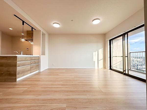 【同社施工例】現在リフォーム中の物件ですが、現地にて棟内の雰囲気や周辺環境をご確認いただけるほか、同社施工のリフォーム済みのお部屋もご覧いただけます。完成前もぜひお気軽にお問合せください♪