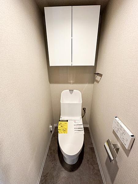吊戸棚付きでトイレットペーパーやお掃除道具などをすっきりと収納できます♪