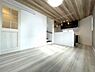 リビング/ダイニング：【同社施工例】現在建築中の物件ですが、現地にて場所の雰囲気や周辺環境をご確認いただけます。完成前もぜひお気軽にお問合せください♪