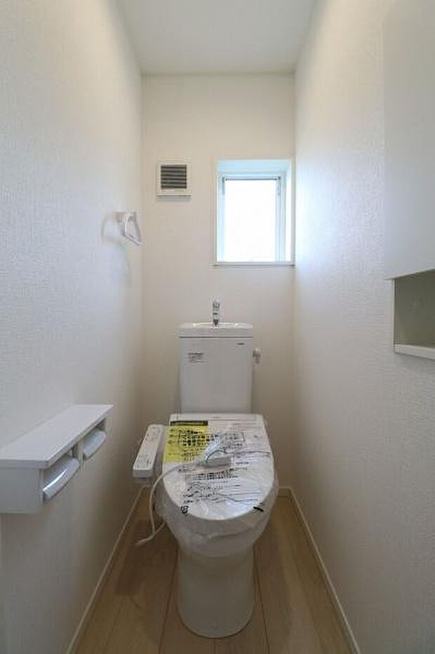 1階・2階にそれぞれ設けられたトイレは温水洗浄便座です。