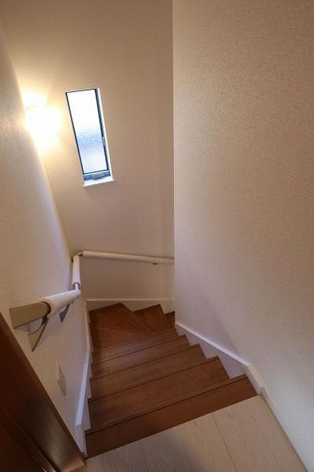 階段には手すりがついているので昇り降りが安心です。窓があるので明るさもあります。
