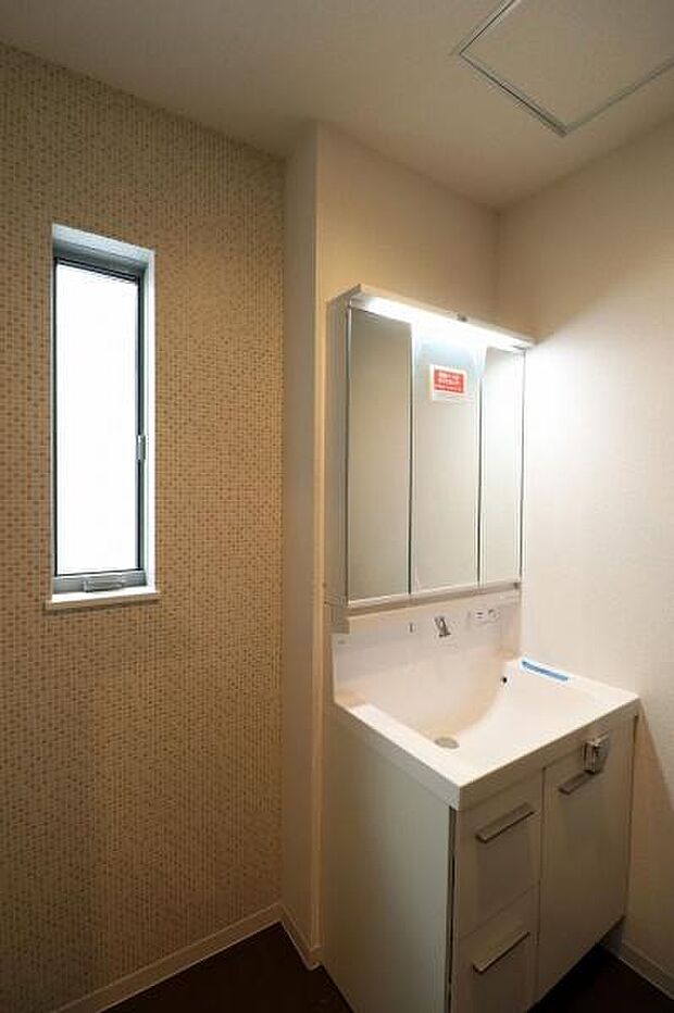 明るさを取り込む窓付きの洗面室。収納豊富な洗面台は備品をすっきりさせることで生活感が出にくくなります。