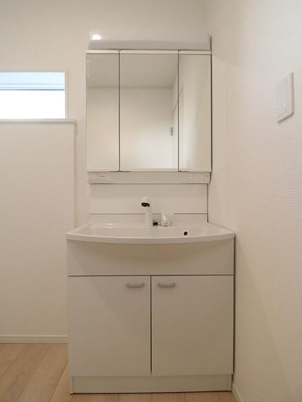 三面鏡付きの洗面台です。鏡裏にも収納可能。