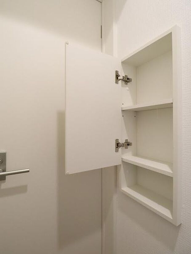 トイレ内にはストックなどの保管に便利な収納付きです。