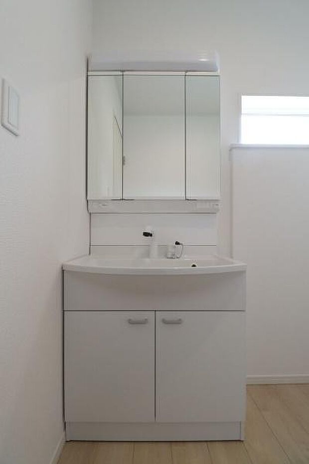 三面鏡付きの洗面台です。鏡裏にも収納可能。