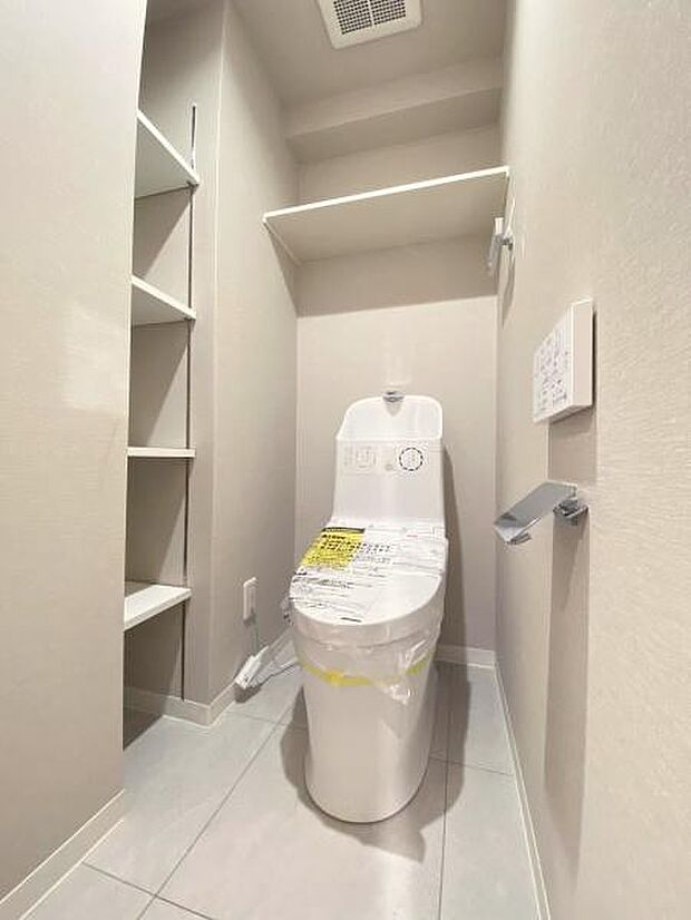 ストックに便利な収納棚つきのトイレ。