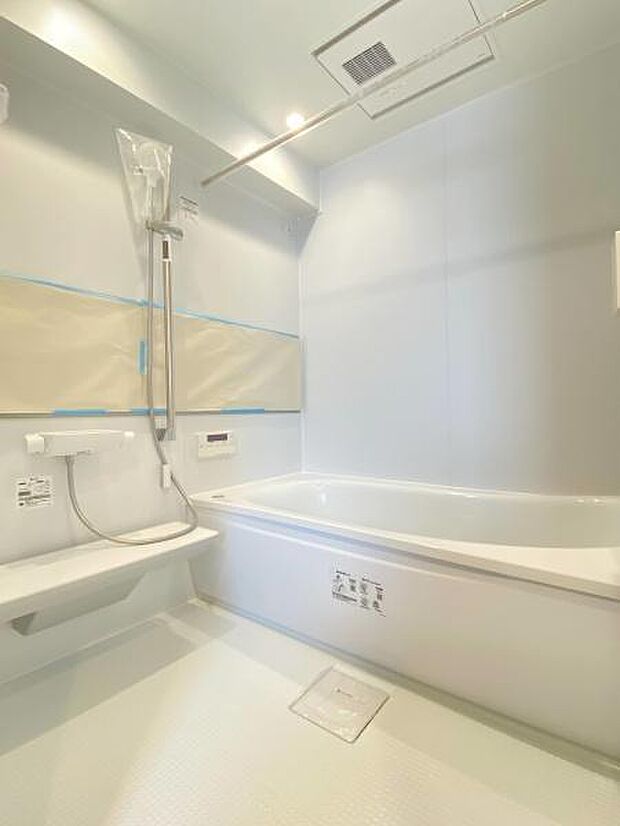 白を基調とした清潔感のある浴室。