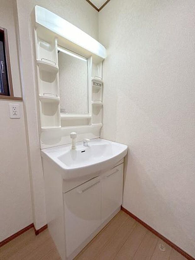 明るさを取り込む窓付きの洗面室。洗濯機スペースもしっかり確保されています。