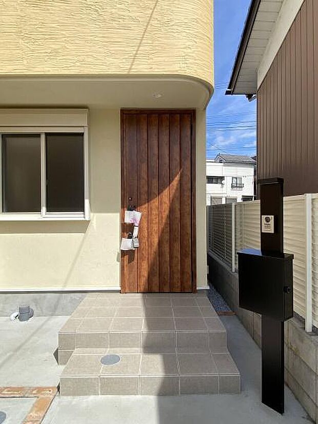 モニターカメラ付きのインターホンで訪問者が確認できます。