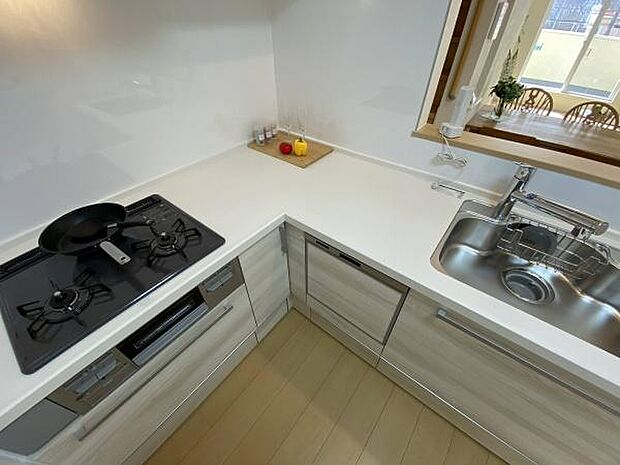 家事動線が良く使いやすいL字キッチン。リビングが見渡せる対面式です。