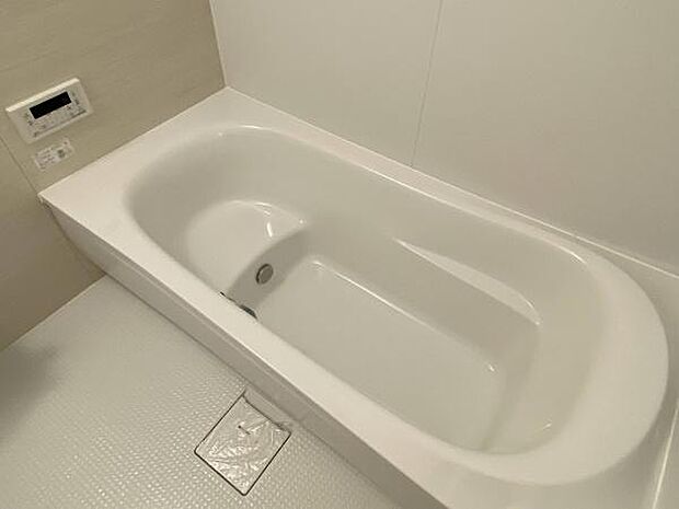 ステップに腰掛けたり足を伸ばしたり、心地よく入れる浴槽。