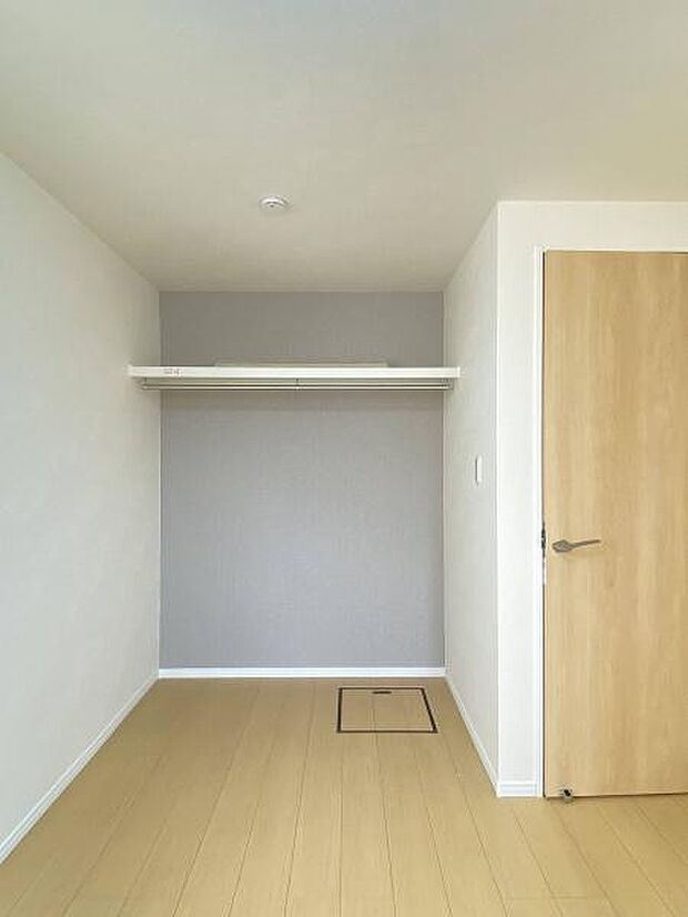 オープン仕様のクローゼットは湿気がこもりにくい、服やアクセサリーを選びやすいなどのメリットがあります。