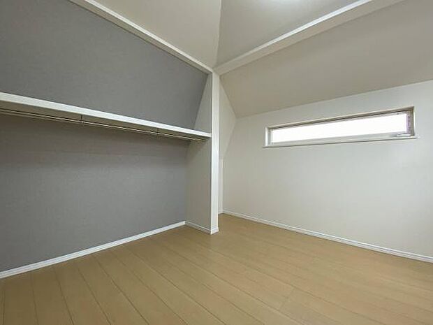 2階6帖洋室内のオープンクローゼット