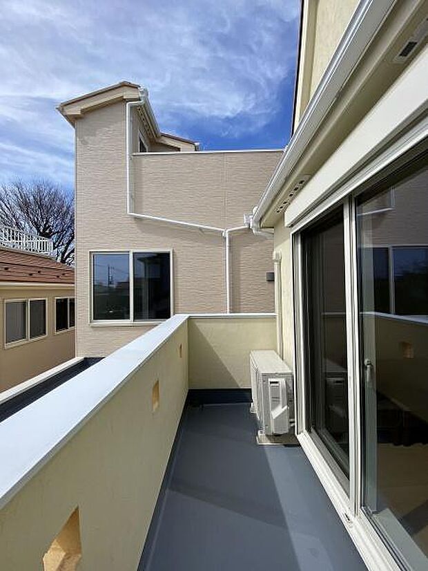 陽当り通風良好のバルコニー。