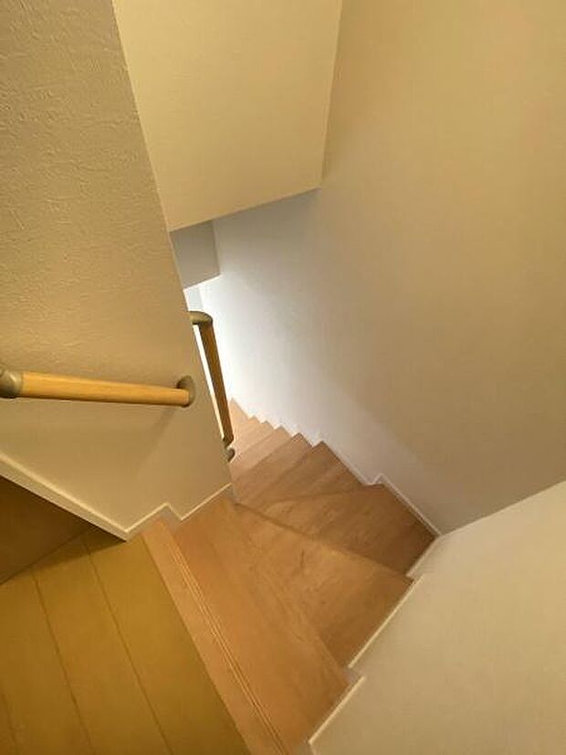 階段には手すりがついているので昇り降りが安心です。
