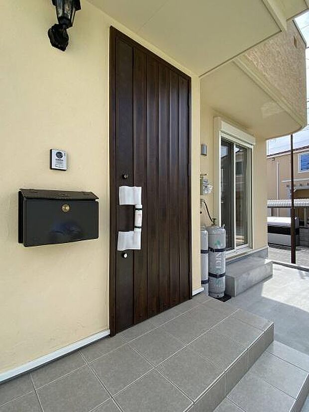 モニターカメラ付きのインターホンで訪問者が確認できます。